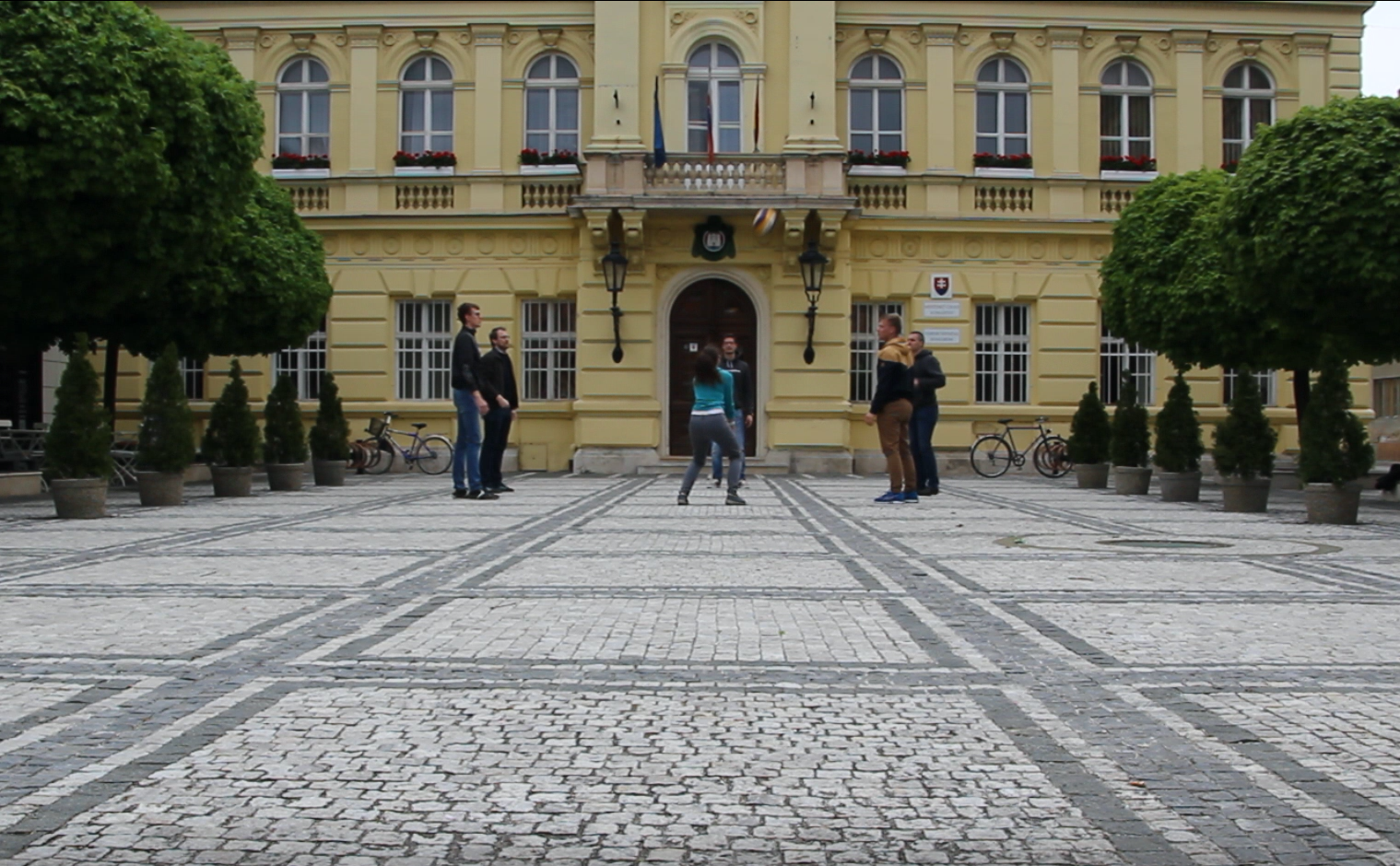 Auch vor dem Rathaus von Komárno ist das Spielgerät mit (v.l.n.r. David Schwarz, Michael Hameter, Elisabeth Stanzel, Jakob Strasser, Christoph Stanzel, Günter Fahrnberger)