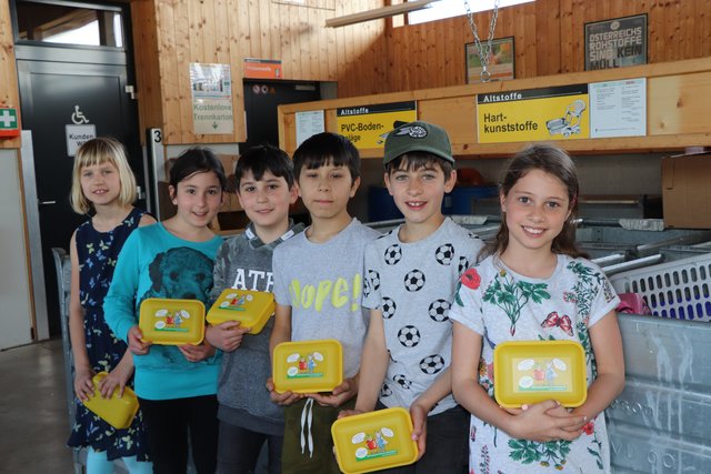 Die 3. Klasse Volksschule aus Schärding besuchte das Altstoffsammelzentrum. Diese Schulbesuche sollen forciert werden. | Foto: Ebner