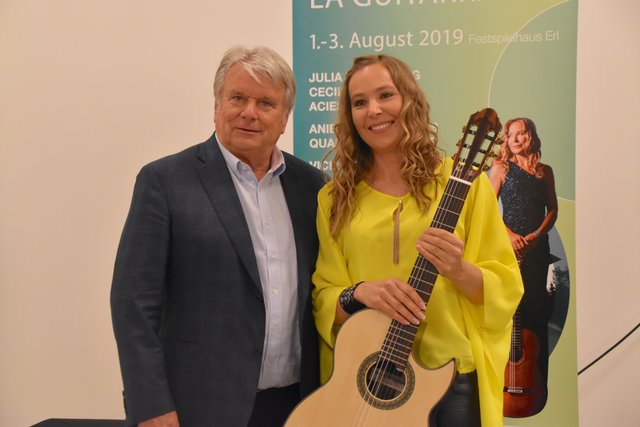 Festspiel-Präsident Hans Peter Haselsteiner und Festivalleiterin Julia Malischnig präsentierten in Erl das Programm für das 1. Internationale Gitarrenfestival "La Guitarra Erl 2019".  | Foto: Fluckinger