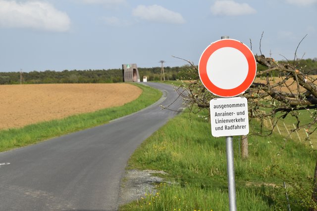 Die Fahrbahn wurde erneuert und verschmälert.