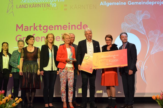 Verdienter Platz 1 bei den Gemeindeprojekten für Grafenstein: LH-Stv. Beate Prettner (2. v. r.) bei der Presiverleihung mit Bgm. Stefan Deutschmann (3. v. r.) | Foto: Büro LH-Stv. Prettner