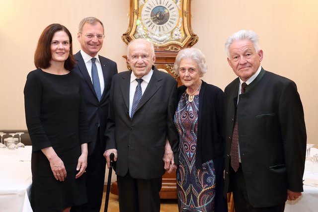 Landeshauptmann Thomas Stelzer und Gattin Bettina, Landeshauptmann a.D. Josef Ratzenböck und Gattin Anneliese und Landeshauptmann a.D. Josef Pühringer (v.l.). | Foto: Land OÖ/Stinglmayr