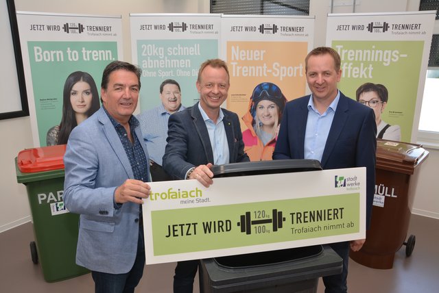 Der Trofaiacher Bürgermeister Mario Abl (Bildmitte) mit den Stadtwerke-Geschäftsführern Heinz Rumpold und Josef Maier bei der Vorstellung der "Müllkampagne".  | Foto: Gaube