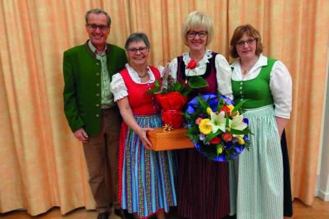 v.l.n.r.: Bürgermeister Gerhard Baumgartner, Sylvia Maurer (Goldhauben-Bezirksobfrau), Christine Waldbauer, Martina Weidenholzer (Goldhauben-Bezirksobfrau-Stv.)