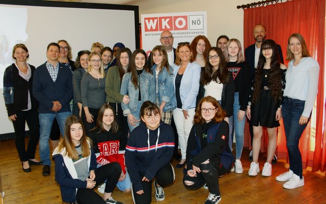 Schülerinnen mit Lehrerinnen der Klosterneuburger Neuen Mittelschulen mit Frau in der Wirtschaft Vorsitzenden Franziska Fuchs, Lehrstellenberater Stefan Hübl (2. Reihe von links), WK-Obmann Markus Fuchs u. STR Maria-Theresia Eder (Mitte) u. WK-Leiter Friedrich Oelschlägel (3.v.rechts)  | Foto: Stadtgemeinde Klosterneuburg/SchuhE