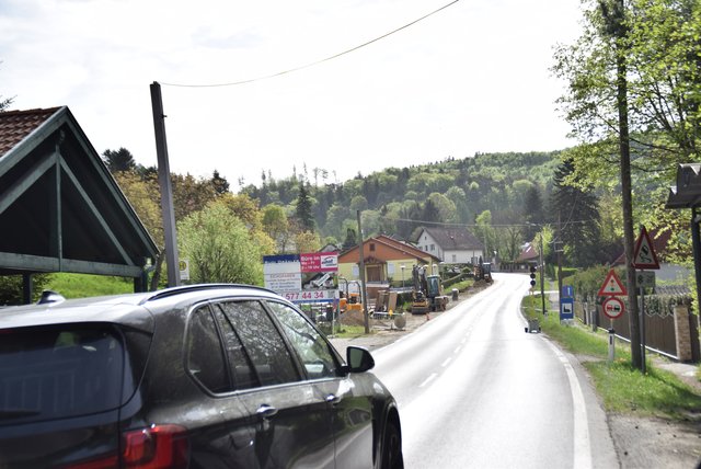 Hier wird der Verkehr mit einer Ampel geregelt.