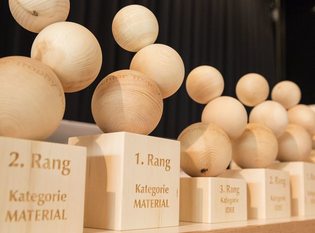 Eine Jury entscheidet über die Sieger in den Kategorien "Idee", "Material" und "Design". Online kann jeder für sein Lieblingsprojekt voten und somit den Publikumssieger küren.