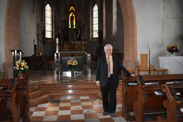 Pfarrer Kanonikus Friedrich Trstenjak zeigt die Sanierungsarbeiten im Inneren der Pfarrkirche von St. Stefan ob Stainz. | Foto: Veronik