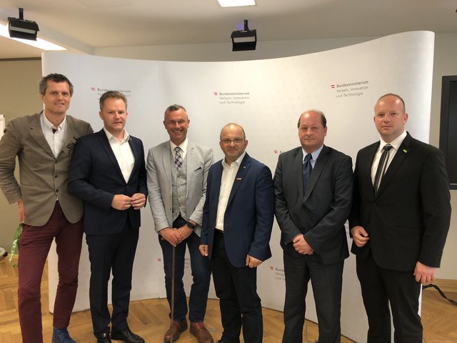Walter Rauch (2.v.l.) und Anton Gangl (3.v.r.) bei Norbert Hofer (3.v.l.).