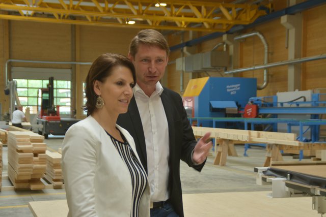 GF Michael Oberfeichtner erklärte Karoline Edtstadler den Produktionsablauf.