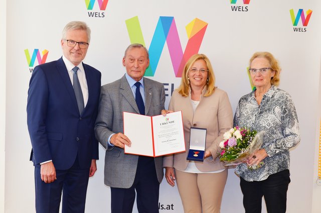 Der ehemalige Stadtrat Georg Kransteiner (2.v.l.) mit Peter Csar (ÖVP) und Vizebürgermeisterin Christa Raggl-Mühlberger (FPÖ). | Foto: Stadt Wels