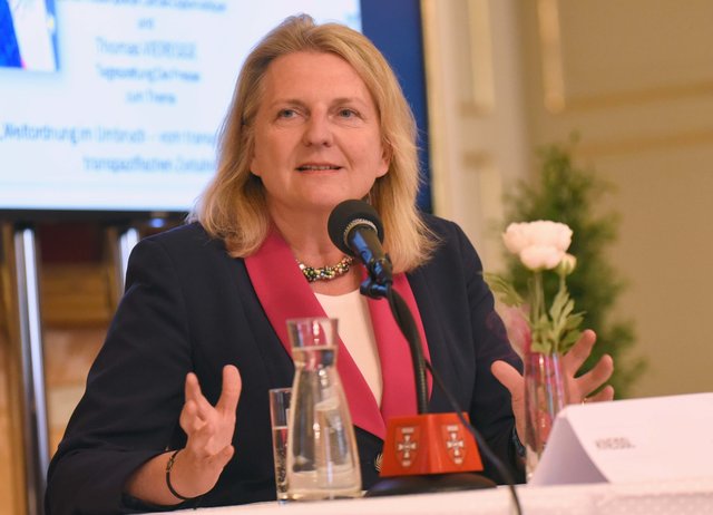 Karin Kneissl: diplomatische Tugenden sind zur Seltenheit geworden. | Foto: Theresianische Milak