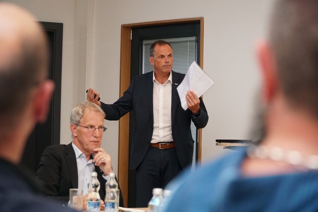 EWR-Vorstand Michael Hold (stehend) erklärte dem Gemeinderat, was geplant ist. | Foto: Reichel