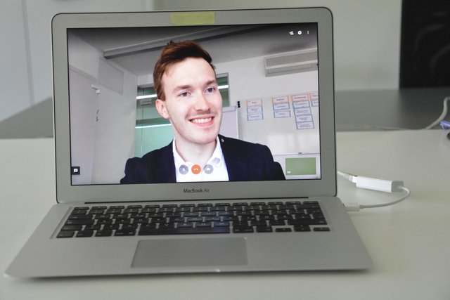 Auch vor dem Bildschirm gilt es, seriös zu wirken. | Foto: Linda Osusky