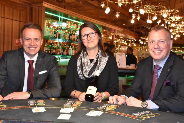 Brot und Spiele: Casino-Direktor Martin König, Winzerin Christine Lentsch aus Bodersdorf und Marketing-Chef Stefan Schertler