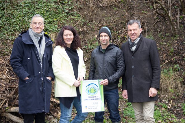 Rektor Tilmann Märk, Landeshauptmann-Stellvertreterin Ingrid Felipe, Michael Traugott und Bürgermeister Georg Willi zeigen am Amphibienteich am Lohbach die Probennahme.
 | Foto: Universität Innsbruck
