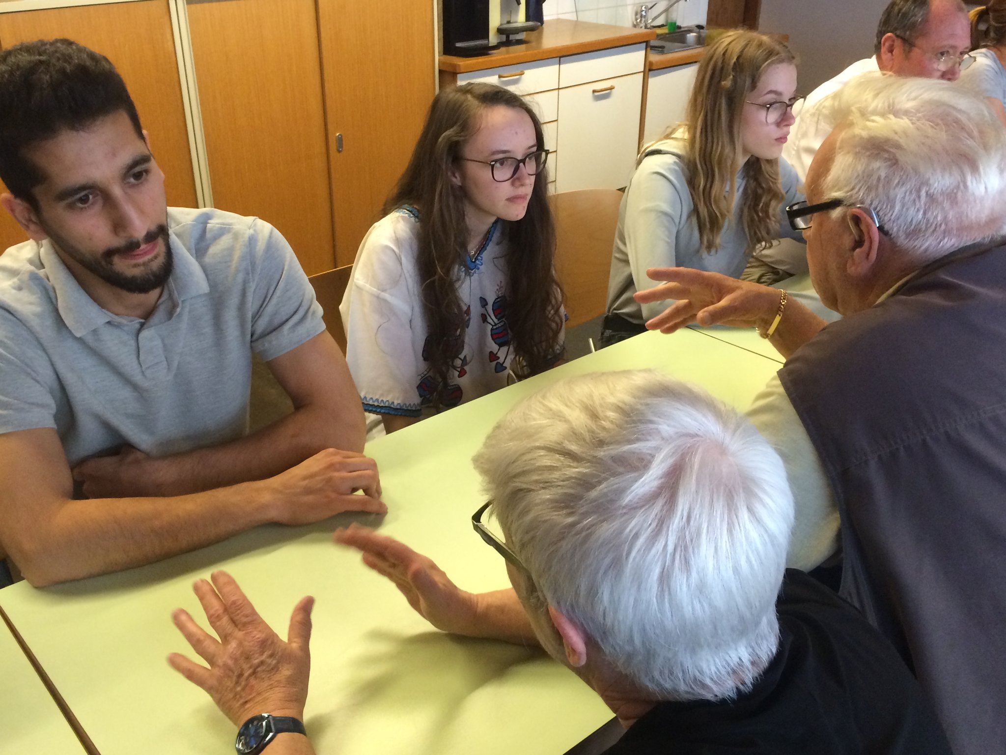 Die rund 80 Seniorinnen und Senioren, die zum Speed-Dating ins Haus Haidehof, einem Pensionistenheim in Simmering, gekommen sind, Silver Singles auf Partnersuche - Wiener Zeitung Online