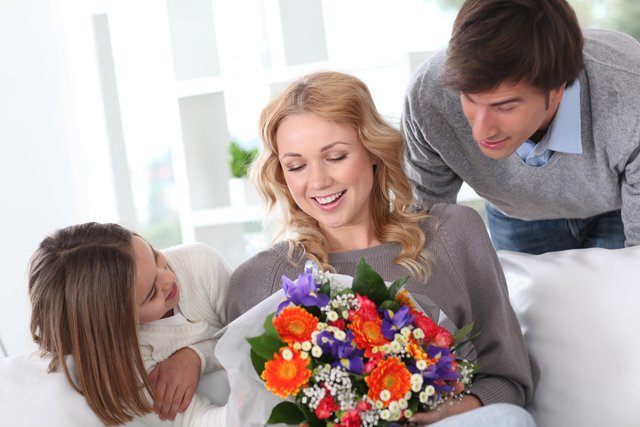 Zum Muttertag hat die BezirksRundschau verschiedene Geschenktipps aus dem Bezirk zusammengesucht. | Foto: goodluz/Fotolia