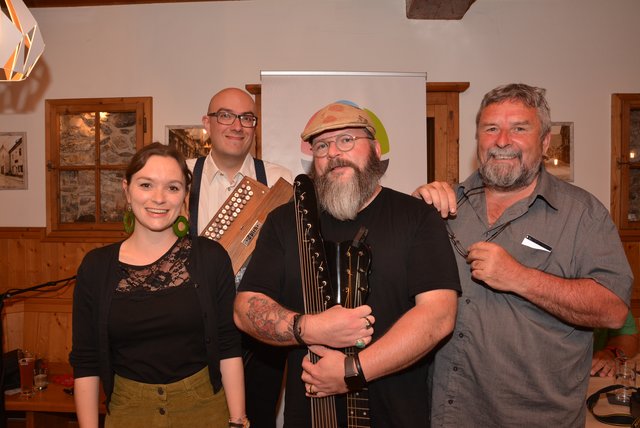 Maeve Doyle, Patrick Rutka, Klaus P. Steuer, Desmond Doyle beim "Wienerliedabend" im Trofaiachwirt. | Foto: Gaube
