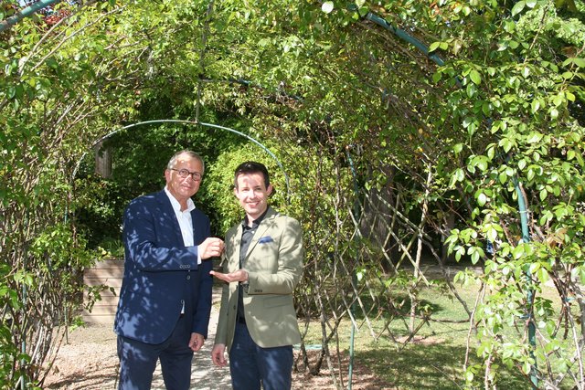 Im Laubengang fand die symbolische Schlüsselübergabe von Joachim Pock zum neuen Direktor Andreas Wenhardt statt. | Foto: Pufler