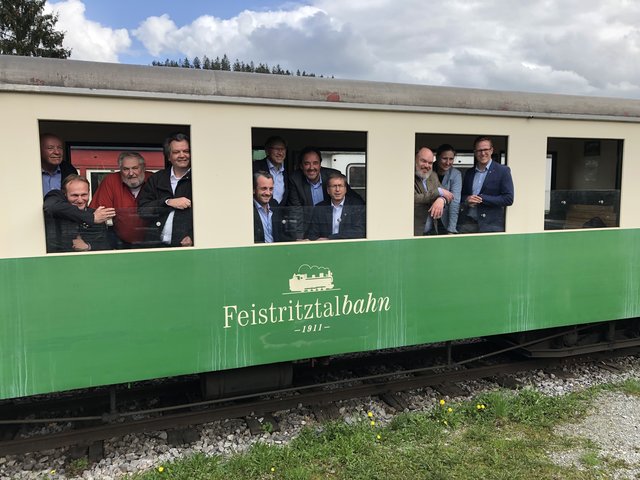 Alle einsteigen: Die Verhandlungspartner freuen sich, eine gemeinsame Lösung zum Erhalt der Feistritztalbahn gefunden zu haben. | Foto: WOCHE