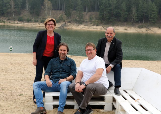 Freuen sich auf eine neue Saison im Strandbad: Bürgermeisterin Helga Rosenmayer, Stadtrat Alexander Berger, Kiosk-Wirt Karl Ferus und Vizebürgermeister Hubert Hauer. | Foto: Winkler