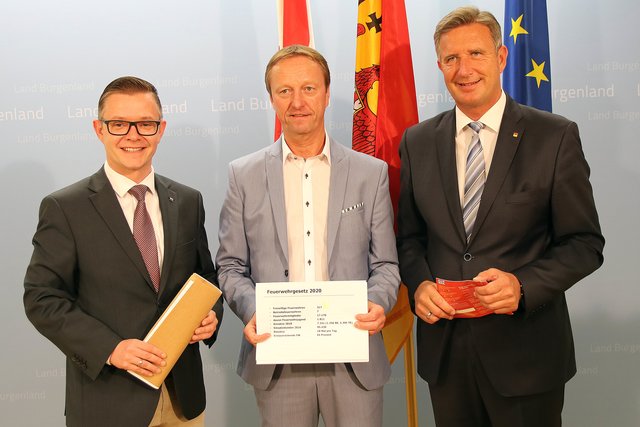 Präsentation der wichtigsten Neuerung im Feuerwehrgesetz: KO Géza Molnár,LHStv. Johann Tschürtz, LAbg. Ewald Schnecker | Foto: LMS