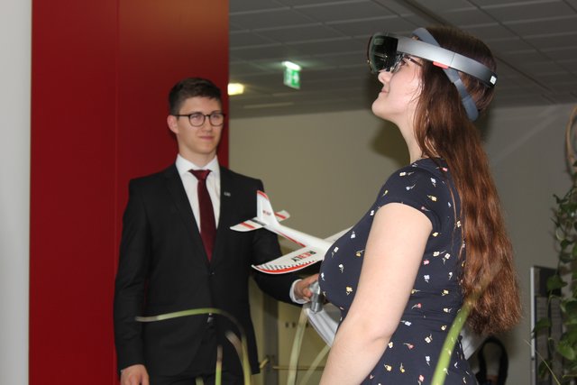 Lisa Gumpoltsberger und Felix Engel setzen sich in ihrer Diplomarbeit mit den verschiedenen Realitäte auseinander, von virtual bis augmented.