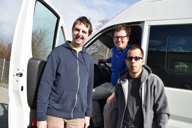 Essen auf Rädern - los geht’s: Martin Kosak und Manuel Göttinger mit Fahrer und Zivi Michael Neugebauer (mi.).