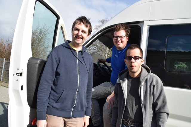 Essen auf Rädern - los geht’s: Martin Kosak und Manuel Göttinger mit Fahrer und Zivi Michael Neugebauer (mi.). | Foto: Sandra Schütz