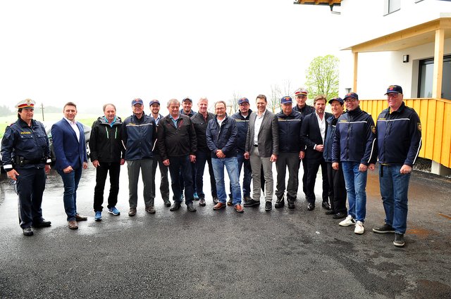 Die Gemeinden (im Bild vertreten durch die Bürgermeister bzw. Vizebürgermeistern), die Bergwacht und die Polizei ziehen an einem Strang.