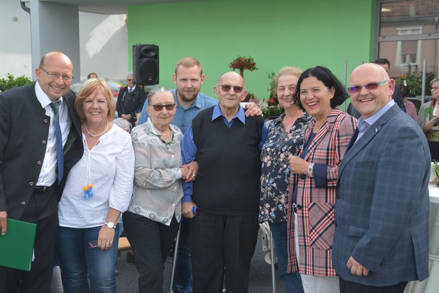 Familie Graf mit den Vertretern der Wirtschaftskammer
