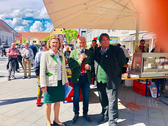 Bettina Vollath mit Bgm. Helmut Leitenberger und NAbg. Josef Muchitsch. | Foto: Gady