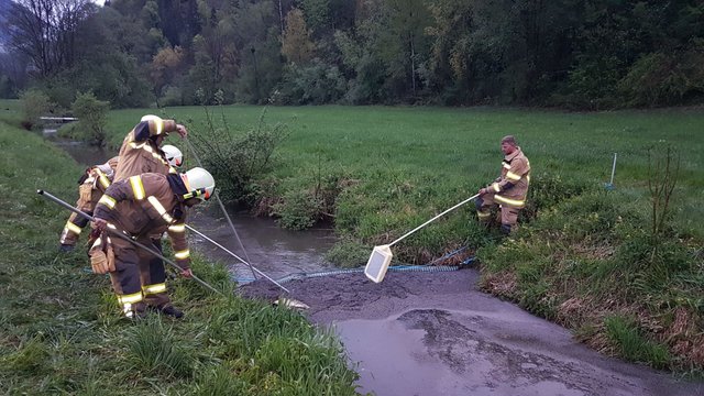 Die Feuerwehr Niederndorf errichtete Ölsperren, um Umweltschäden durch den ausgetretenen Diesel  zu verhindern. | Foto: ZOOM.Tirol
