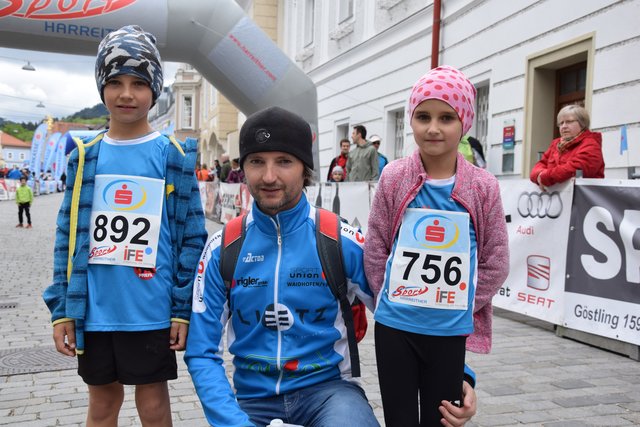 Simon Wedl mit Sohn Daniel und Tochter Johanna.