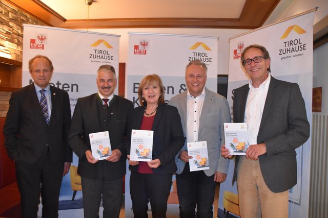 WBF-Vorstand Otto Flatscher, BH Raimund Waldner, LRin Beate Palfrader, Bgm Stefan Weirather und GF Markus Lechleitner präsentierten die Neuerungen der Wohnbauförderung.