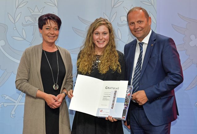 Rad-Doppelweltmeisterin (Junioren) Laura Stigger mit LR Josef Geisler und LT-Präs. Sonja Ledl-Rossmann