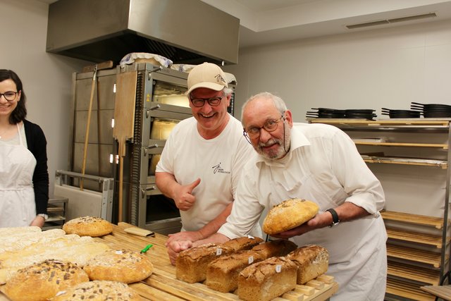 Stolze Bäcker: Klaus Werner (l.) mit "Lehrling" Robert.