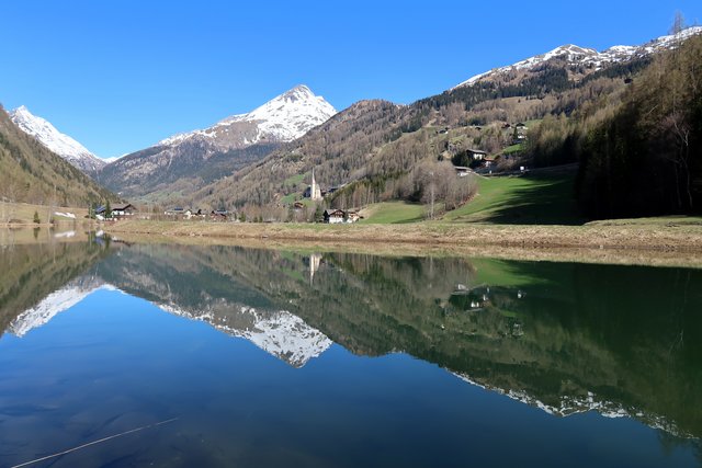 und zum Schluss noch dieser herrliche Blick mit der Spiegelung vom Glockner links und die Kirche von Heiligenblut..gleich nach dem Ausstieg der Schlucht zu sehen