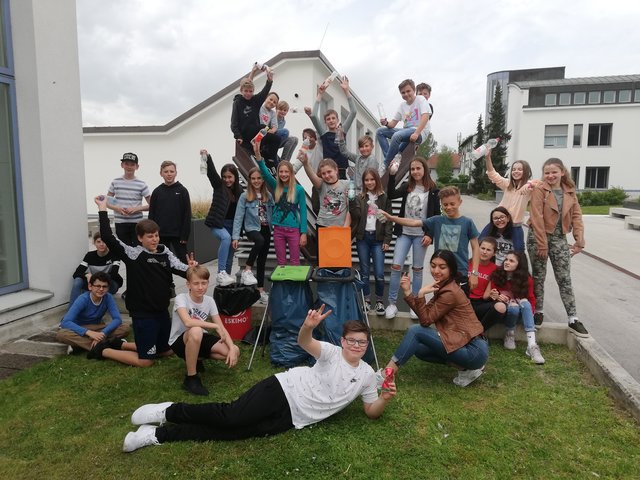 Wir machen Klagenfurt sauber! Die 2. Klasse des BRG Mössingerstraße säubert im Rahmen des WOCHE-Frühjahrsputzes die Wege entlang der Sattnitz und Glan