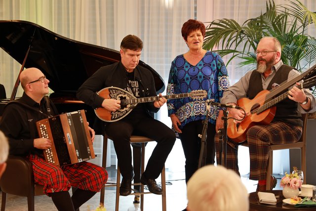 Kombinieren Wienerlied mit griechischer Musik: Patrick Rutka, Kosta Liaskos, Charlotte Ludwig und Klaus Steurer. | Foto: Foto: Sirtaki-Schrammeln