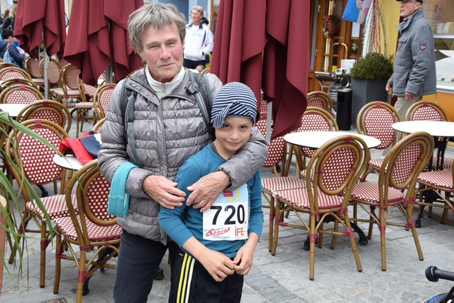 Samuel Moser mit Oma Barbara.