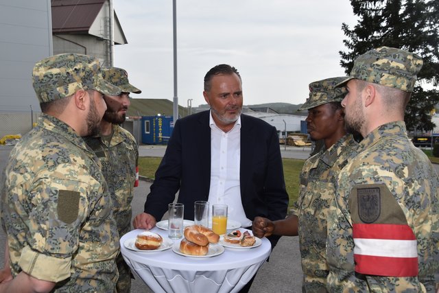 "Das Heer braucht eine fixe Aufgabe im Inland", betonte Landeshauptmann Hans Peter Doskozil bei einem Treffen mit Soldaten des Jägerbataillons 18. | Foto: Martin Wurglits