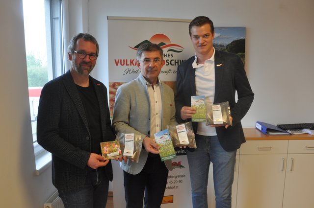 Wildblumen für den eigenen Garten: Michael Fend, Franz Fartek und Initiator Johann Kaufmann (v.l.).