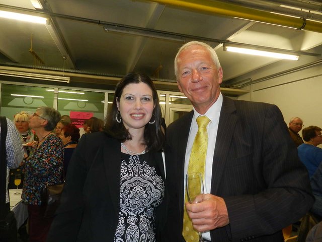 Anita Fisselberger, Hat keine Zeit zum Lesen wegen der Kinder
Mag Wolfgang Luftensteiner hat gerne( Eva Hartmann) zum Lesen in seiner Freizeit