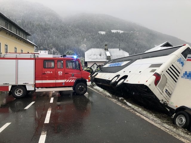 Deutscher Doppeldeckerbus kippte von der B111 | Foto: BFKdo Hermagor / Buchacher 