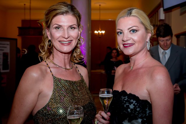 In Feierlaune: Rosemarie Brommer und Anna Kos