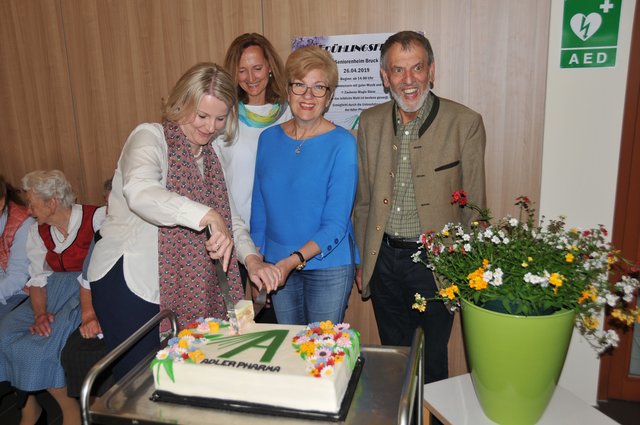 Pflegdienstleiterin Karin Schieder-Schwab BSc, Heimleiterin Christine Stöger und Frau Mag. Susana Niedan-Feichtinger übernahmen im Beisein von Gemeinderat Herrn DI Johann Gratz das Anschneiden der Festtorte (v.l.n.r.).   | Foto: feichtinger