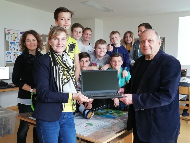 Schulleiterin SR Erika Knellwolf mit SR Dieter Fleiß, Mag. Renate Dexl und Schülern der 2. Klasse | Foto: Erika Knellwolf