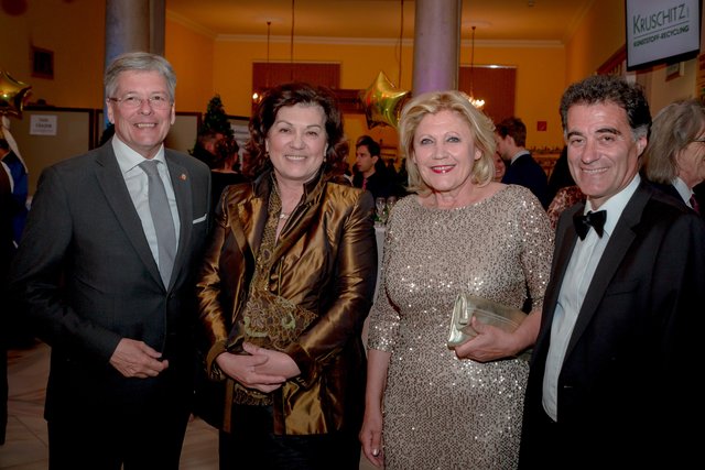 Landesvater und Stadtmutter: Peter Kaiser und Maria-Luise Mathiaschitz mit Begleitung